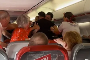 Кусались за шею и плевались зубами: нетрезвые пассажиры устроили драку в самолете