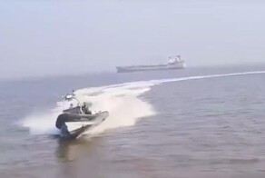 Военный катер врезался в паром с туристами в Индии