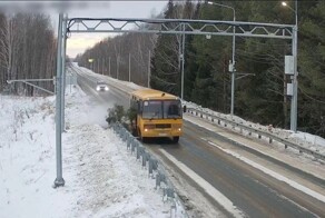 Водитель школьного автобуса сбил сосной дорожный катафот