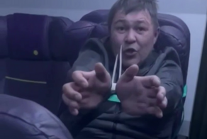Пьяный бизнесмен напал на попутчика в самолёте и поплатился