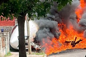 Самолёт врезался в жилой дом после посадки