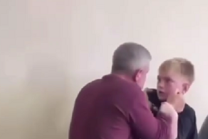 В Приморском крае педагог решил уволиться после драки с учеником, но родители школьников встали на защиту учителя