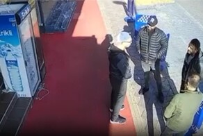 Кот упал мужчине на голову