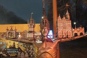 «Прикрыл хозяйство, как говорится«: жители Калининграда заинтересовались странной скульптурой на городской ярмарке
