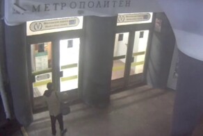 Мужчина разбил окно на входе в метро, чтобы погреться