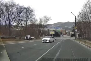 Грузовик снёс трёх подростков на тротуаре в Приморье