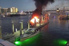 Взрыв на лодке в американском порту попал на видео