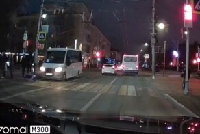 На красный на электросамокате по пешеходному переходу