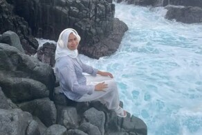 Женщину унесло в море во время фотосессии на скалистом берегу