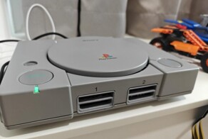 Мужчина собрал для сына компьютер в корпусе первой PlayStation