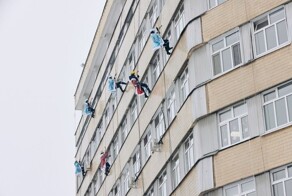 Новогодний десант. Спасатели в костюмах Дедов Морозов и Снегурочек поздравили маленьких пациентов детских больниц