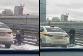 Посреди московской эстакады  водитель Яндекс такси совершал намаз