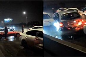 Те кто поумнее сразу за ограждение ушли