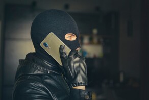 Еще и черной икрой мошенников благодарил: бывшего начальника Приволжской железной дороги обманули на 87 млн рублей
