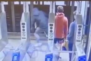 Парень толкнул незнакомца под поезд в метро Нью-Йорка