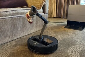 В Китае создали робот-пылесос с механической рукой, который умеет собирать разбросанные носки по дому