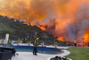 Престижный район в Лос-Анджелесе охватил мощнейший пожар
