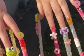 "Один вопрос интересует всех": женщина с ногтями длиной 1,2 м рассказала о своей жизни