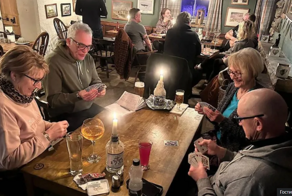 Высокогорный паб замело снегом вместе с посетителями