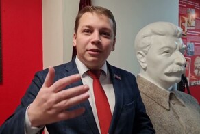 «Это для взрослых»: в Барнауле показали спектакль «Сталин спасает Новый год»