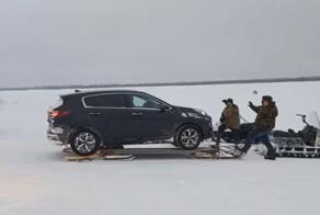 Если выезд на лёд запрещён и легальной переправы пока нет, то на помощь приходит смекалка