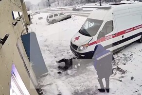 Глыбы льда упали на работника шиномонтажа
