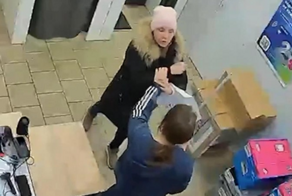 В Петербурге дама схватилась за швабру после отказа вернуть товар