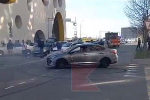 В Краснодаре свадебный кортеж устроил дрифт на оживлённой дороге