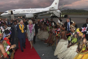 Топлес-прием почетных гостей (4 фото)