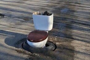 В Приморье жители устали из-за открытого люка на проезжей части и решили проблему по-своему