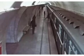 Пассажир московского метро психанул и разбил окно поезда рукой
