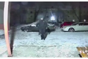 Пьяный мужчина против подъездной двери