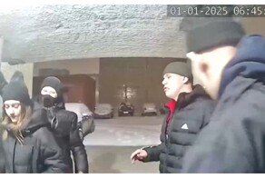 Пьяная компания тащит товарища домой