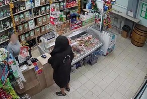 Мужчина в халате вырвал у продавщицы бутылку водки и убежал
