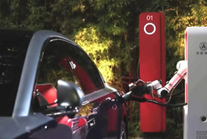 Новейшая разработка от Huawei: роботизированная рука для автоматической зарядки беспилотных электромобилей