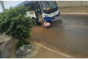 Женщина с ребёнком чуть не попали под колёса автобуса