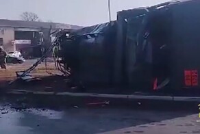 Бензовоз перевернулся и разлил всё топливо на дорогу в Приморье