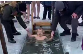 Незапланированное купание мужчины в проруби