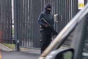 В Москве подросток натянул маску, взял игрушечное оружие и прогулялся возле школы