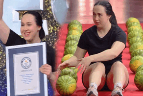 Женщина раздавила несколько арбузов и установила рекорд