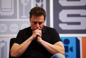 Активисты вывели проекцию со странным жестом Илона Маска на стену завода Tesla  в Германии