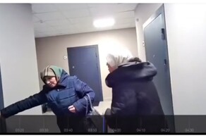 Незнакомки проверяют, заперты ли двери в квартирах