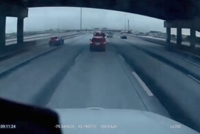 ДТП со стоячими автомобилями на канадском "МКАДе"