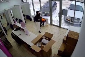 Машина врезалась в пункт выдачи заказов
