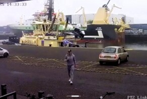 Мужчина забыл поставить машину на ручной тормоз и она скатилась в море