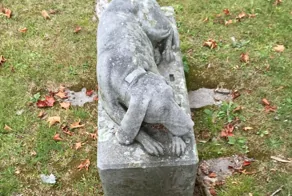 Могила Уильяма Г. Брюса и её вечная безмолвная хранительница