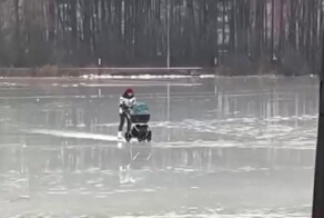 Родитель прокатился на коньках с ребёнком в коляске