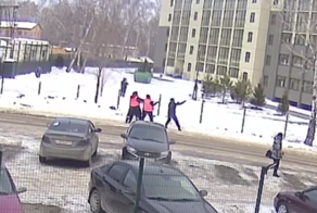 В Челябинске коммунальщики попытались спилить дерево и повалили его на припаркованные автомобили