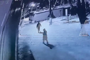 Нападение мужчины на девочку в Краснокаменске попало на видео