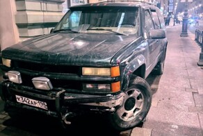 Пьяный мигрант угнал внедорожник и разбил несколько машин в попытках скрыться от полиции